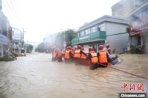 暴雨致湖北通山三村庄遭洪水围困 消防营救-浙江在线