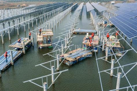 安徽肥东：快速推进渔光互补水上光伏电站建设进度-人民图片网