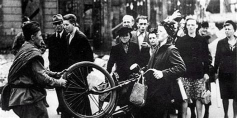 苏联军队攻克柏林, 在柏林大街上欺负德国妇女, 人性的另一面