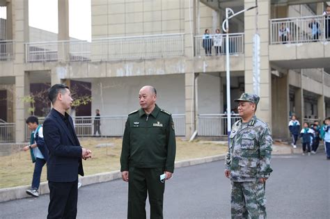 玉屏自治县武装部部长卢强在大龙经济开发区龙江中学进行走访调研
