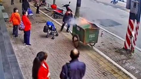 男子扔烟头引燃垃圾车，路人接力灭火_凤凰网视频_凤凰网