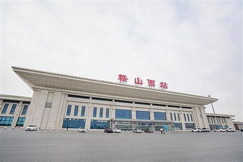 鞍山火车站与铁路宾馆高清图片下载_红动中国