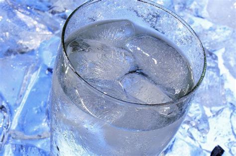 冰水混合物的温度是多少（冰水混合物的温度总是0℃的原因） | 说明书网