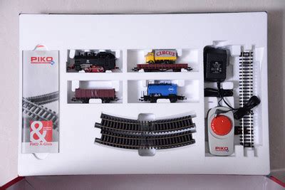 PIKO火车模型套装~初级套装=蒸汽机车+三个车厢+椭圆轨道+控制器-淘宝网