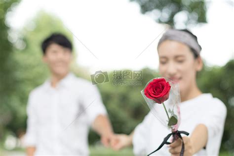 女生和玫瑰花高清图片下载-正版图片500261326-摄图网