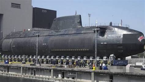 英国皇家海军前卫级战略核潜艇“复仇”号入港维修_新浪图片