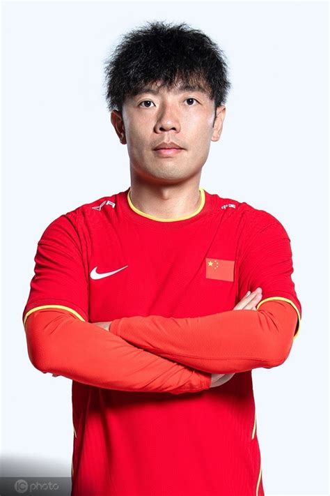 中国之队官方海报助威国足：爱足球 我们爱中国！|国足|海报_凤凰体育