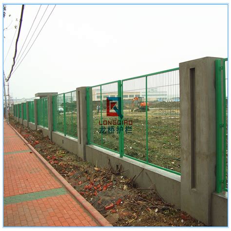 水泥仿木栏杆是怎么做出来的 仿木护栏制作视频 仿木围栏上色_护栏/围栏/栏杆_第一枪