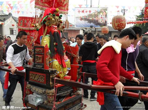 春节气氛组就位！福建游神习俗：众人身穿人偶服装游街，百姓夹道迎接