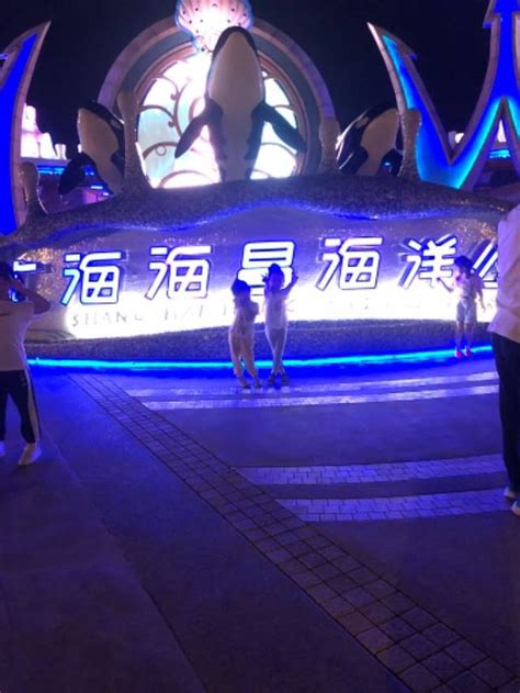 实拍:上海商圈人潮回归再现排队 究竟啥情况？