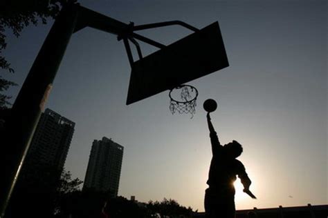 图文：学生正在夕阳下打篮球_新闻中心_新浪网