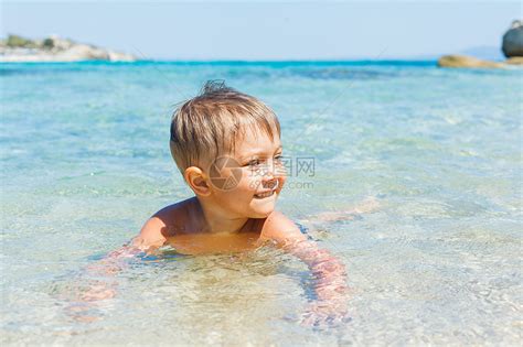 可爱的男孩在海上玩耍微笑海洋幸福活动快乐假期旅行热带竞赛蓝色高清图片下载-正版图片321479350-摄图网