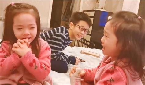 双胞胎妹妹趴床上看姐姐吃饭被“馋哭”了_凤凰网视频_凤凰网