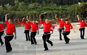 广场舞《又见山里红》纯音乐版，旋律很好听，舞步更好看_凤凰网视频_凤凰网