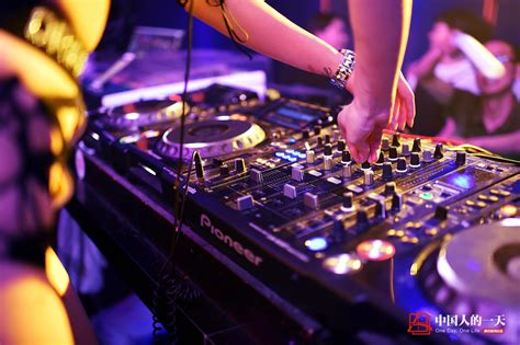 年轻夜店女DJ演出高清图片下载-正版图片507695427-摄图网