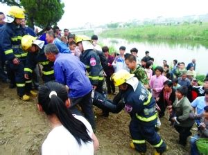 火警消防员抱着得救女孩图片_卡通手绘_编号12655001_红动中国