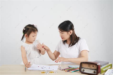 父母陪伴孩子学习高清图片下载-正版图片500771795-摄图网
