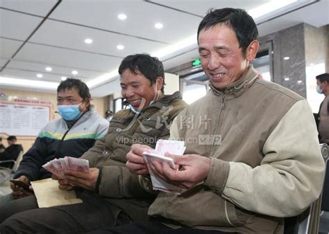 浙江安吉：农民工喜领拖欠工资-人民图片网