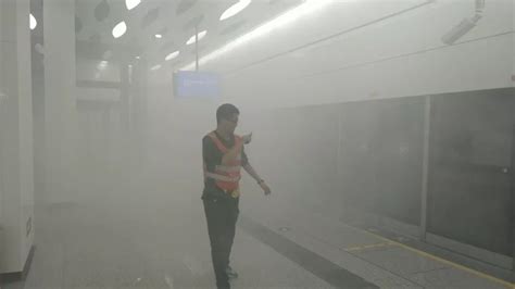 杭州一长途客车行驶中突冒浓烟，车内乘客紧急疏散，多方回应：乘客不慎将烟头落入行李中-新闻频道-和讯网