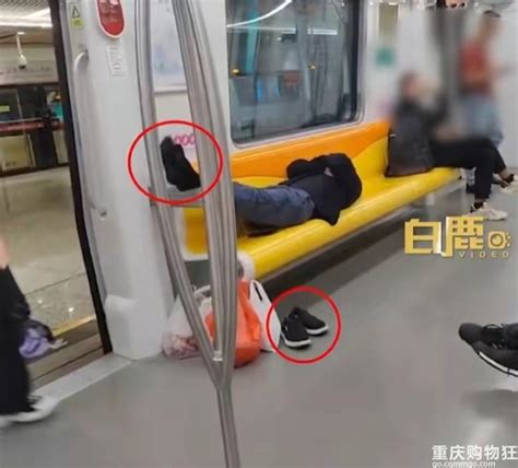 男子坐地铁遇乘客脱鞋，趁下车一脚把鞋踢出车厢-重庆杂谈-重庆购物狂