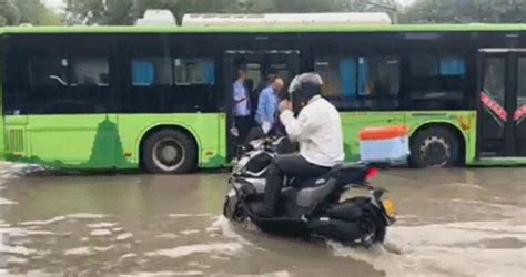西安发布暴雨橙色预警，市内部分路段因积水实施管制|路段|积水|暴雨_新浪新闻