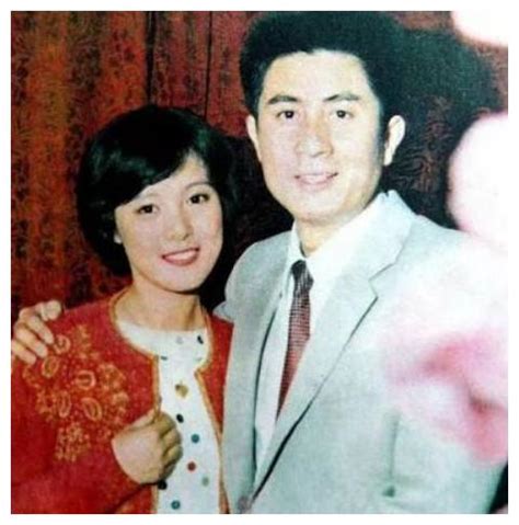 张芝华罕现身，与郭凯敏离婚后独自抚养儿子，嫁大15岁画家很幸福