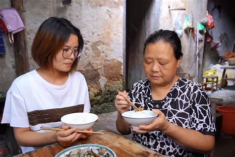 儿媳妇跟农村婆婆同住，婆婆来不及做饭，看儿媳妇和婆婆如何相处_凤凰网视频_凤凰网