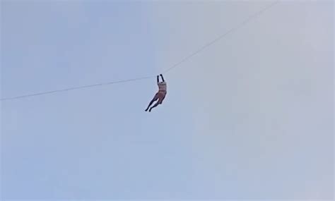 斯里兰卡一男子放风筝时未及时松手 被风筝带到十多米空中