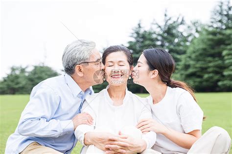 草地上幸福的一家人高清图片下载-正版图片501049735-摄图网