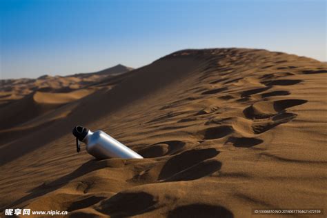 沙漠篝火上的水壶高清摄影大图-千库网