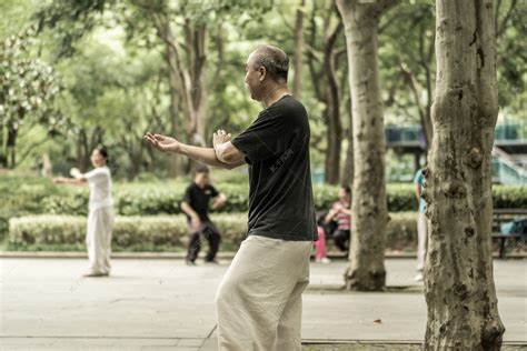公园里老人在打太极拳高清摄影大图-千库网