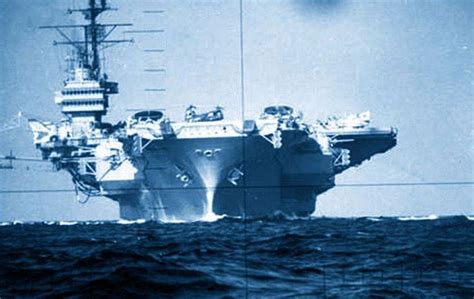 94年的窝囊一扫而空，06年宋级潜艇与小鹰号合影，摧毁很简单_美国海军