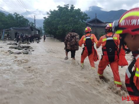 四川沐川两学生遇突发山洪 一小时后被营救(图)-新闻中心-南海网