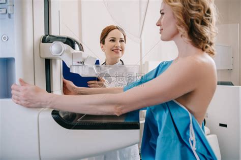 在X光机上进行乳房X光造影诊断时高清图片下载-正版图片503380584-摄图网