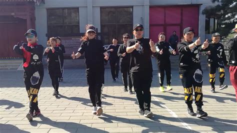 网红校长张鹏飞：带领学生跳曳步舞，被称为全世界最好的校长_腾讯视频