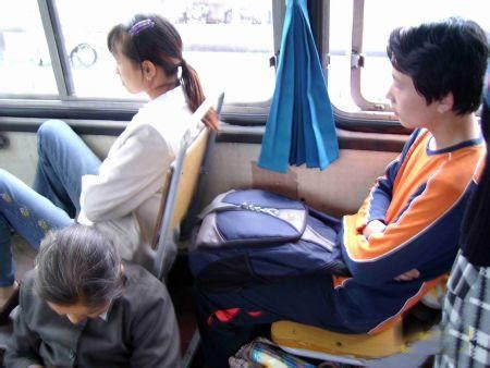女子带小孩坐公交强迫他人让座，拍摄者：旁边还有老人起哄|公交_新浪新闻