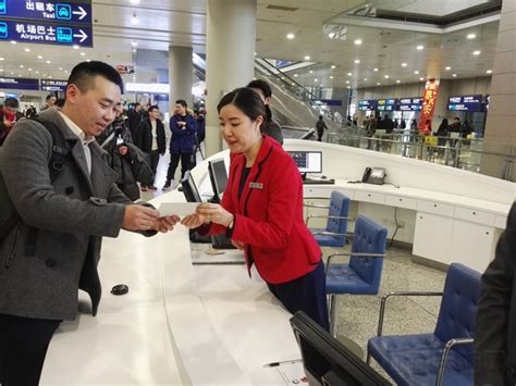 浦东机场一线人：一个航班弯腰百次 当班咨询服务千人-中国民航网