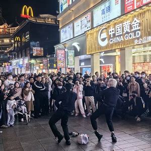 深圳东门老街成“网红一条街”，罗湖区想借助直播促进消费|界面新闻
