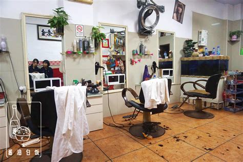 在理发店理发的年轻人. 理发师负责理发和修剪胡子. 概念理发店.高清摄影大图-千库网