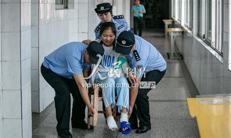 山东滕州：考生双脚受伤 民警将考生抬入考场-人民图片网
