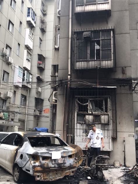 郑州一老旧小区凌晨发生火灾 居民被爆炸声吵醒 车辆被烧毁 无人伤亡-大河新闻