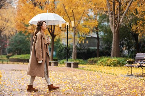 秋季雨天美女撑伞公园散步高清图片下载-正版图片501547958-摄图网