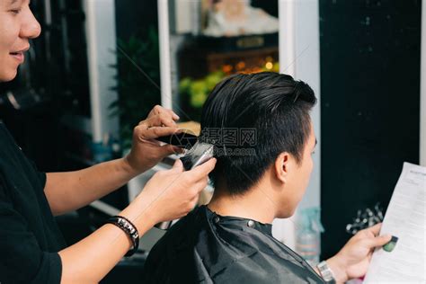 越南理发师为客户剃光头高清图片下载-正版图片502594402-摄图网