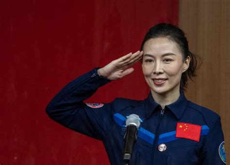 中国空间站首位女航天员是位“80后”，17岁成为飞行员，要为女儿摘星星|备份|王亚平|航天员_新浪新闻