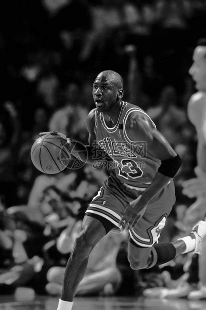 来自芝加哥公牛队的迈克尔乔丹名人堂球员在常规NBA比赛中的比赛动作迈克尔乔丹是前职业篮球运动员在退役之前高清图片下载-正版图片 ...