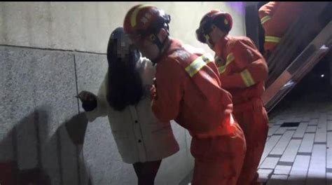 女大学生凌晨翻墙回校，被铁围栏刺伤屁股挂在围墙上-名城苏州新闻中心