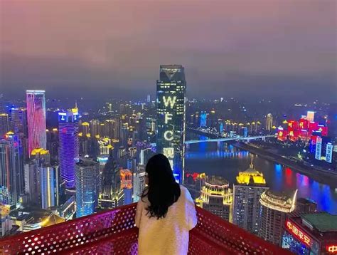 2024嘉陵江倒映着重庆灯光璀璨的夜景，非常好看。晚上的重庆城市风光。在大桥上拍摄重庆夜景_千厮门嘉陵江大桥-评论-去哪儿攻略