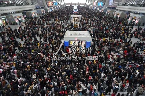 韩国中秋节火车票预售火爆 民众通宵排队购票人山人海