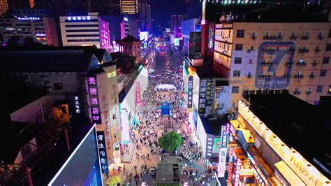 夜晚时间照明长沙市中心著名的步行街拥挤的广场屋顶全景时间间隔4k中国视频素材_ID:VCG42N1219017044-VCG.COM