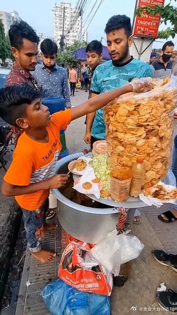 孟加拉8岁小男孩街上摆摊养家糊口……_新浪新闻